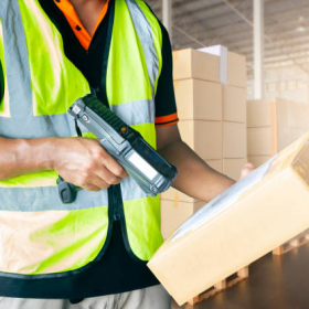 GIẢM SAI LỆCH TỒN KHO VỚI MÁY KIỂM KHO ZEBRA MC9300 CHO SẢN XUẤT HOÁ CHẤT KHO LẠNH 